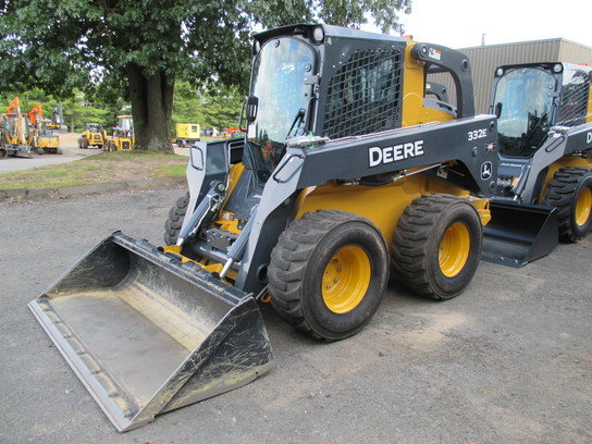 2013 John Deere 332E in