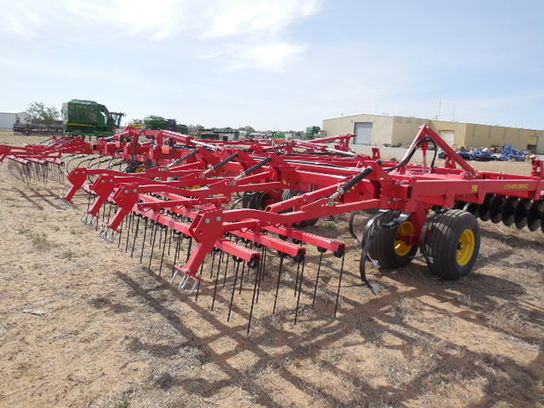 2014 Sunflower 6333-34 in Muleshoe,