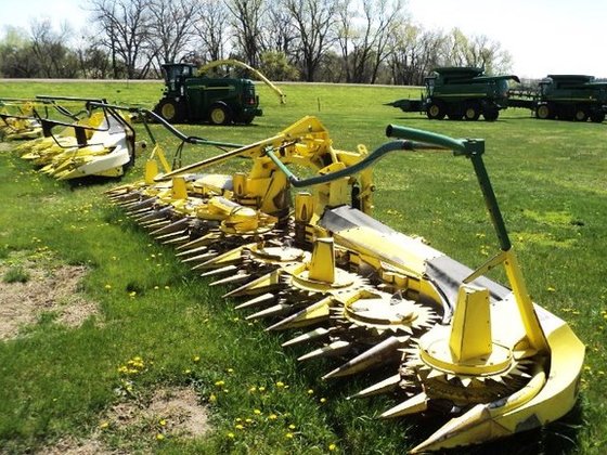 2012 John Deere 690 in