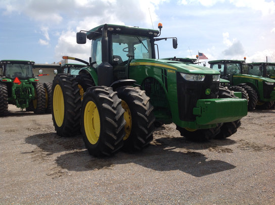 2011 John Deere 8285R in