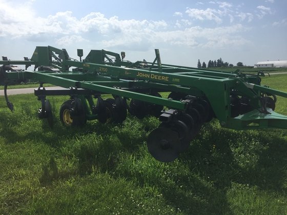2012 John Deere 2700 in