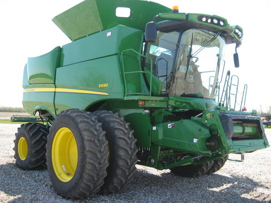 2013 John Deere S690 in