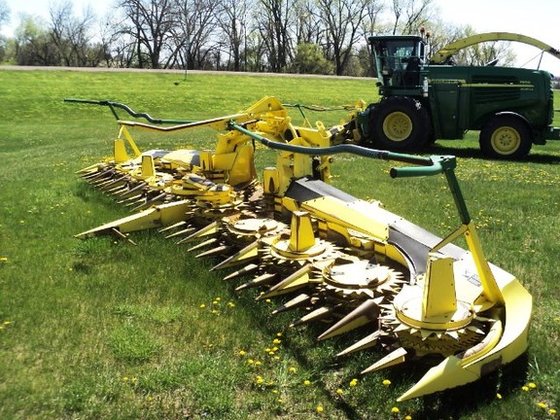 2012 John Deere 690 in