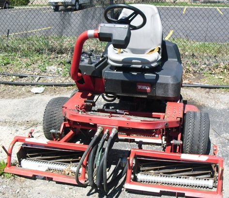 Toro 3250 Triplex in Calverton,