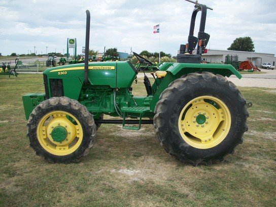 John Deere 5303 in Hamilton,