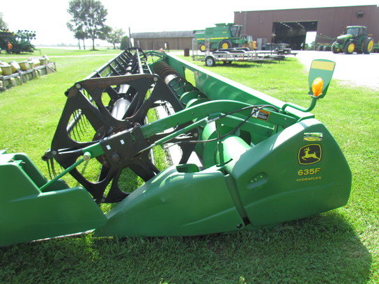 2005 John Deere 635F in
