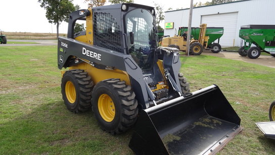 John Deere 326E in Jonesville,
