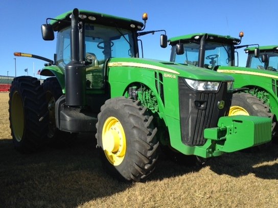 2012 John Deere 8260R in