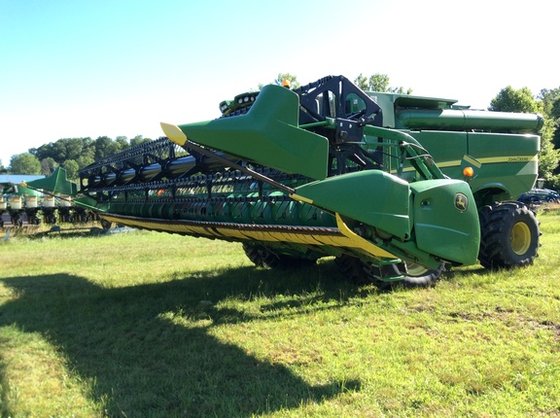 2010 John Deere 635F in
