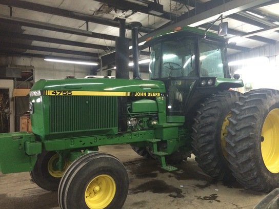 1990 John Deere 4755 in