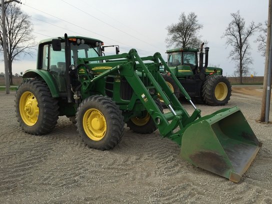 John Deere 7330 in Jonesville,