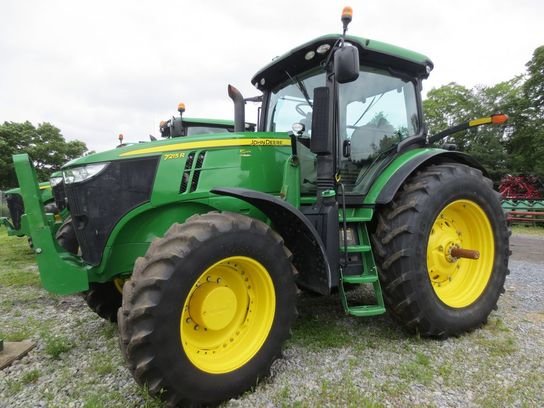 2012 John Deere 7215R in