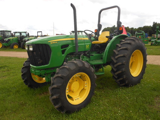 2013 John Deere 5083E in