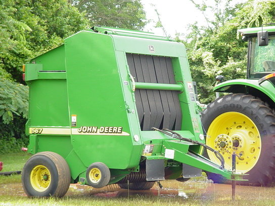 2001 John Deere 567 in