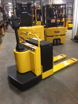 electric yale electric walkie rider pallet jack in elk grove village walkie rider