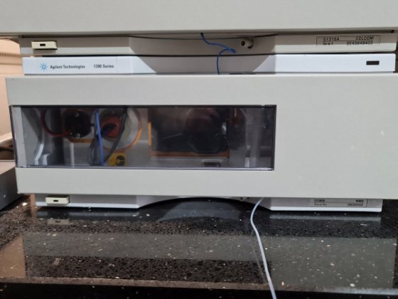 バイナリポンプと多波長検出器付き Agilent 1100 システム HPLC