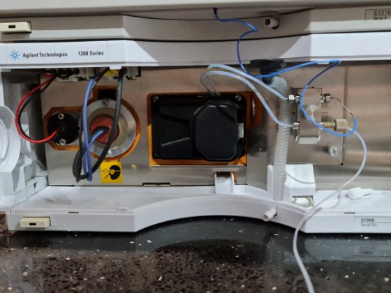 配备二元泵和多波长检测器的安捷伦 1100 系统 HPLC 系统