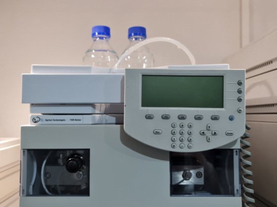 バイナリポンプと多波長検出器付き Agilent 1100 システム HPLC