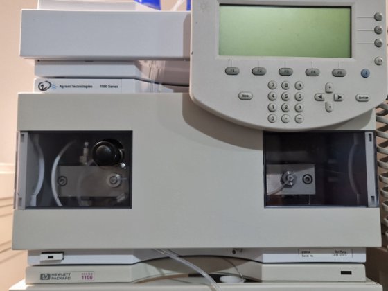 バイナリポンプと多波長検出器付き Agilent 1100 システム HPLC