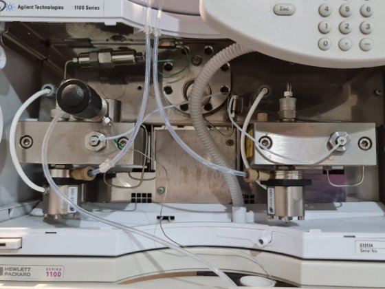 バイナリポンプと多波長検出器付き Agilent 1100 システム HPLC