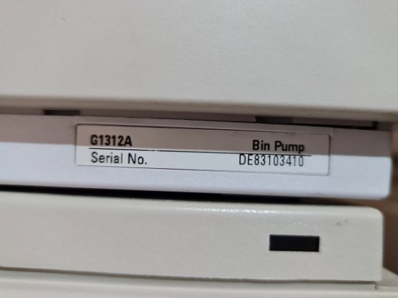 バイナリポンプと多波長検出器付き Agilent 1100 システム HPLC