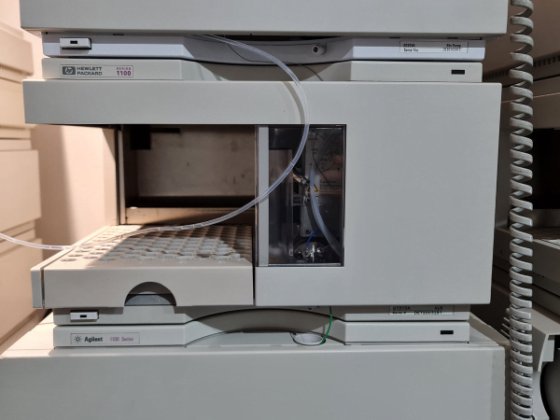 バイナリポンプと多波長検出器付き Agilent 1100 システム HPLC