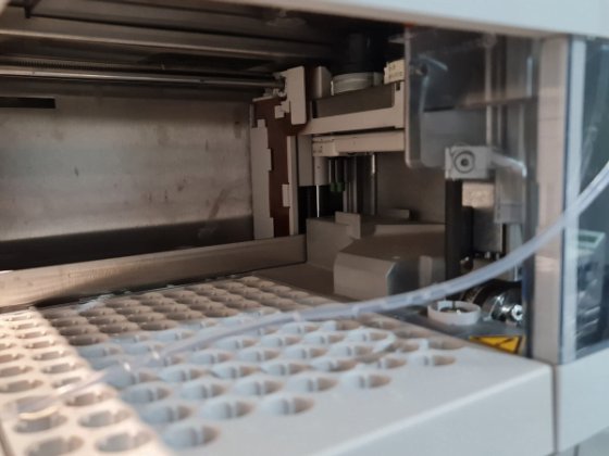 配备二元泵和多波长检测器的安捷伦 1100 系统 HPLC 系统