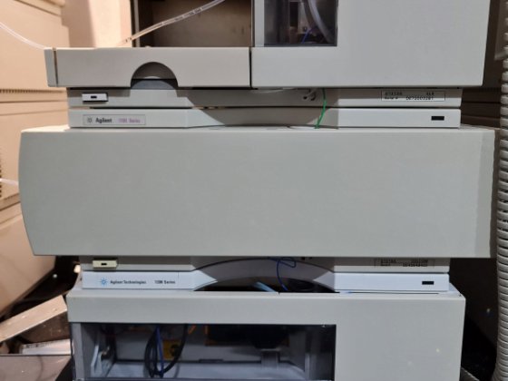 バイナリポンプと多波長検出器付き Agilent 1100 システム HPLC