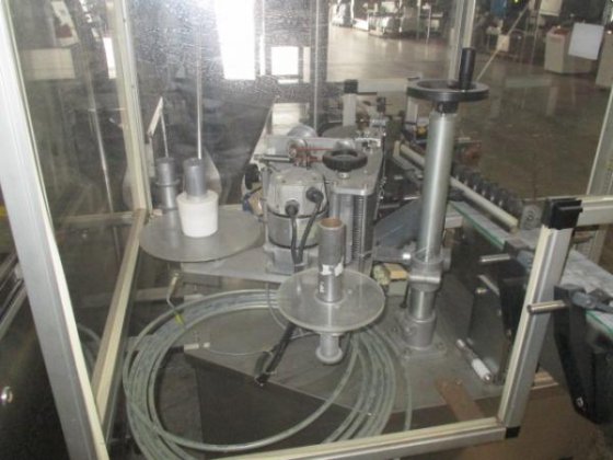 Small can labeling machine