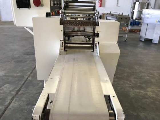 Pallet flow-pack machine