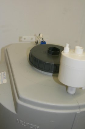 ミリポア 100 L PE 貯水槽