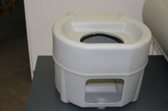 ミリポア 100 L PE 貯水槽