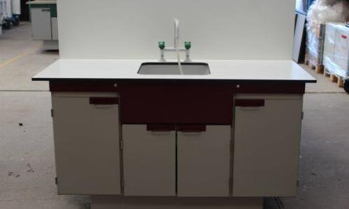 岛桌设置,配有 2 个双门橱柜和