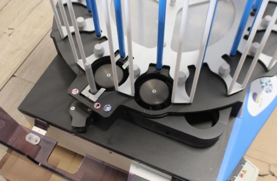 生物梅里埃 APS One 自动倒板机和 Stac