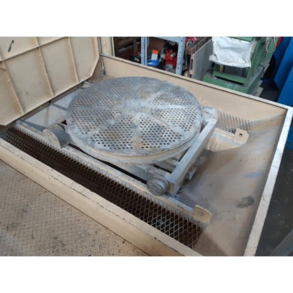 Sandblasting machine with turntable and