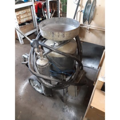 Sandblasting machine with turntable and