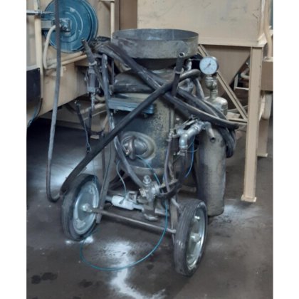 Sandblasting machine with turntable and
