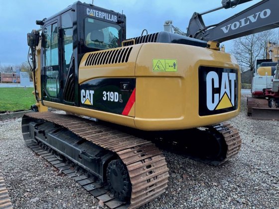 2011 CAT 319D