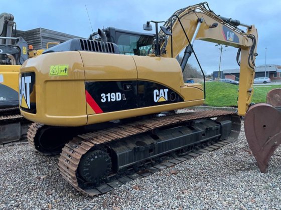 2011 CAT 319D