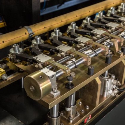 8 腔 PET 瓶自动吹瓶机