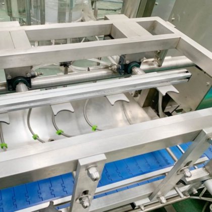 441 线性矿泉水灌装机