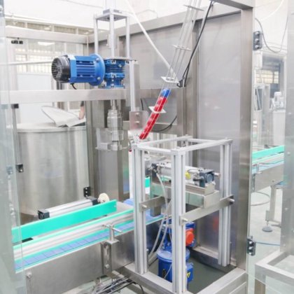 441 线性矿泉水灌装机