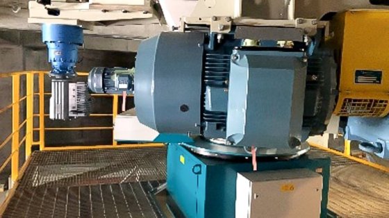 旋回スクリュー方式サイロ貯蔵システム 運搬機械