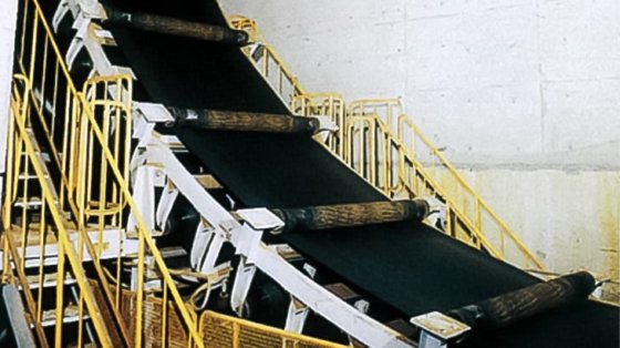 垂直ベルトコンベヤ 運搬機械