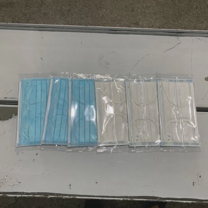 高速使い捨て医療用サージカルフェイスマスクピロー包装機 3層マスク包装機