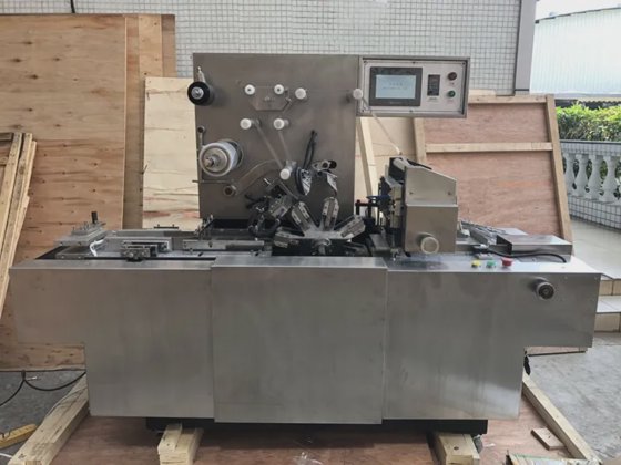 德信全自动纸箱透明膜三维包装机