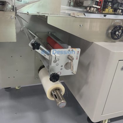 低价自动枕式袋面包包装机