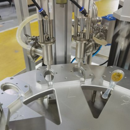 8-16g ハニースプーン自動充填シール機、液体充填シール機