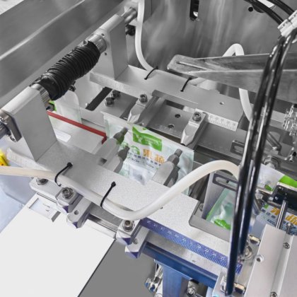 自动宠物食品袋口袋拉链袋包装机