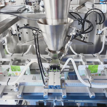 自动宠物食品袋口袋拉链袋包装机